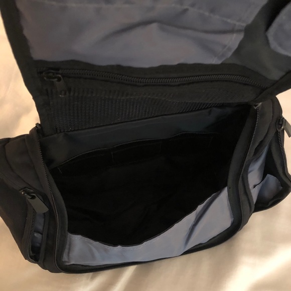 NWOT Hanging Toiletry Bag in Black Nylon - Picture 7 of 8